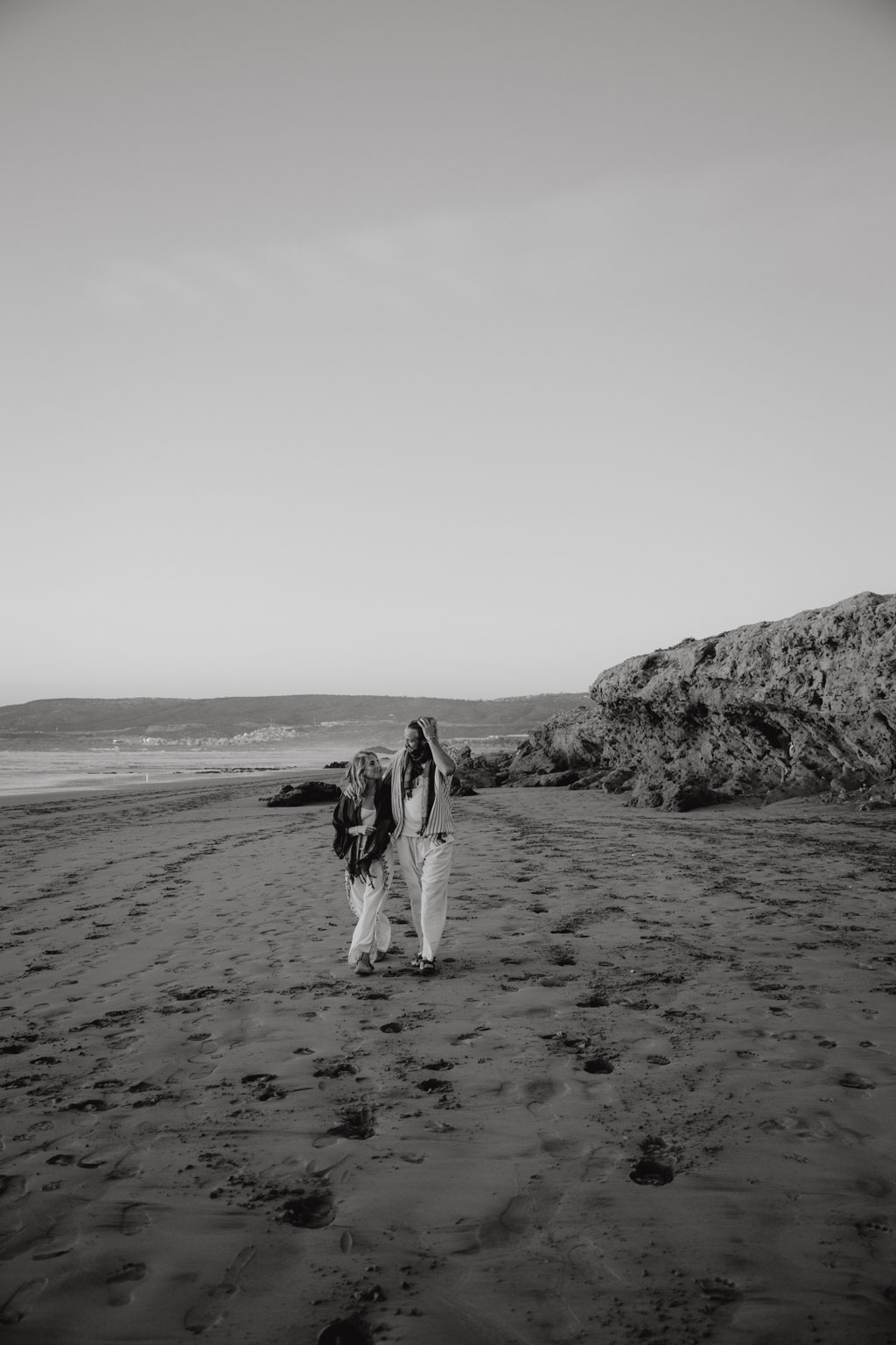 Morocco beach shooting couple sunset Marokko Hochzeitsfotos hochzeitsfotograf destination wedding Tamraght couple fotos Fotoshooting ssonnenuntergang am strand