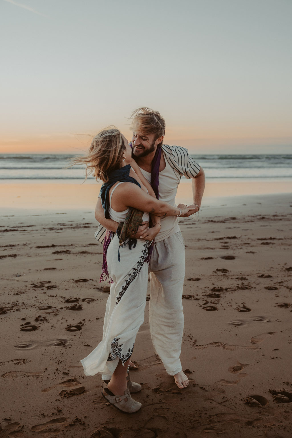 Morocco beach shooting couple sunset Marokko Hochzeitsfotos hochzeitsfotograf destination wedding Tamraght couple fotos Fotoshooting ssonnenuntergang am strand