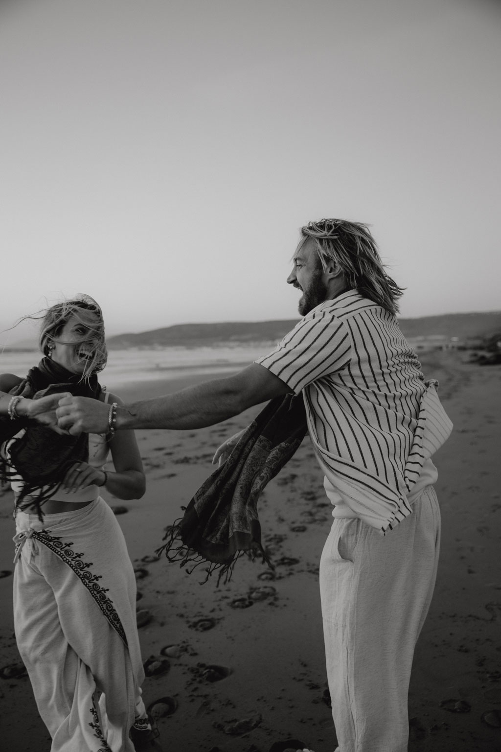 Morocco beach shooting couple sunset Marokko Hochzeitsfotos hochzeitsfotograf destination wedding Tamraght couple fotos Fotoshooting ssonnenuntergang am strand