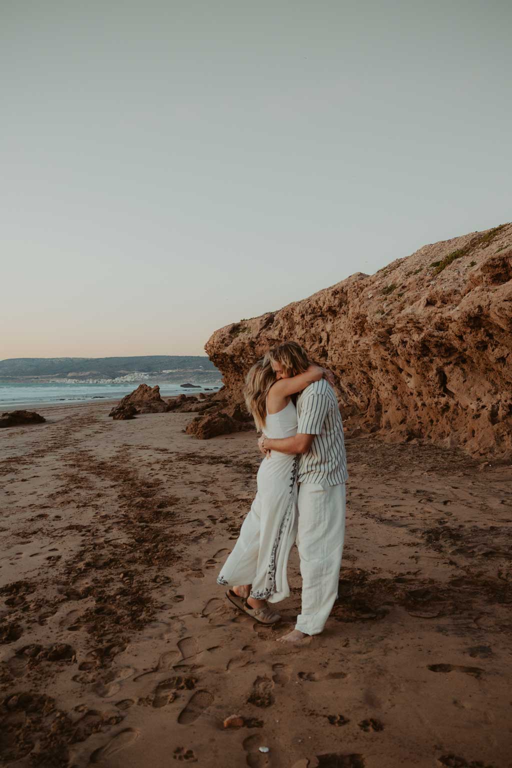 Morocco beach shooting couple sunset Marokko Hochzeitsfotos hochzeitsfotograf destination wedding Tamraght couple fotos Fotoshooting ssonnenuntergang am strand