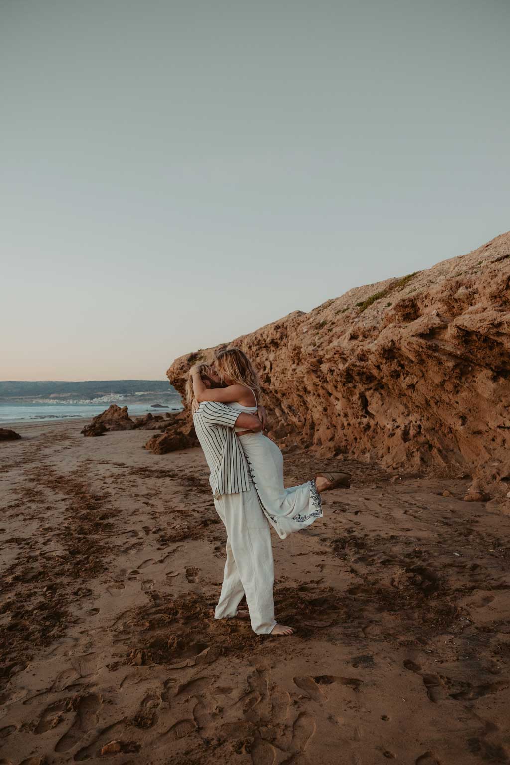 Morocco beach shooting couple sunset Marokko Hochzeitsfotos hochzeitsfotograf destination wedding Tamraght couple fotos Fotoshooting ssonnenuntergang am strand
