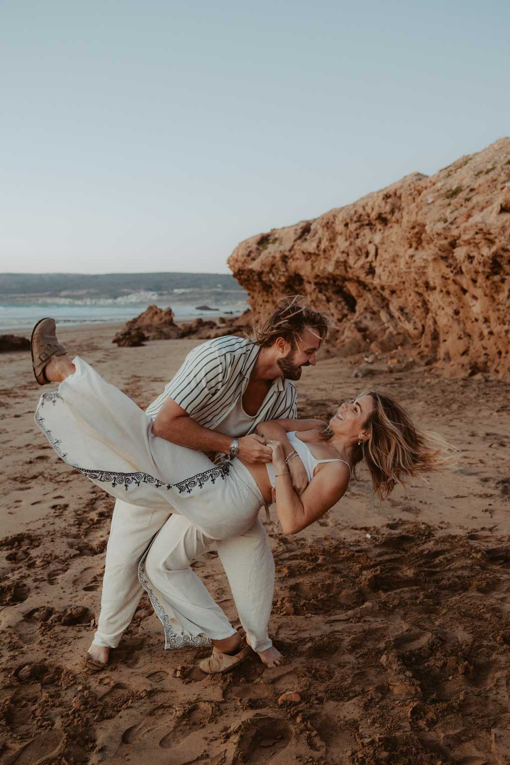 Morocco beach shooting couple sunset Marokko Hochzeitsfotos hochzeitsfotograf destination wedding Tamraght couple fotos Fotoshooting ssonnenuntergang am strand