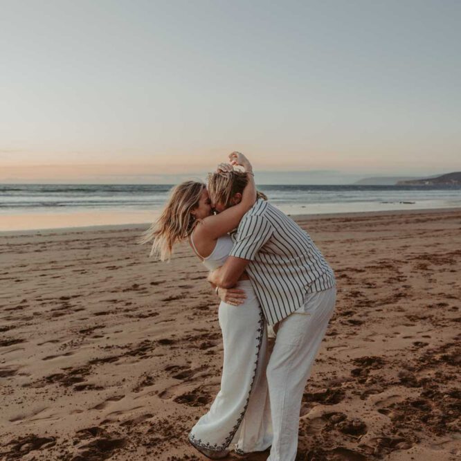 Hochzeitsfotos in prerow und ich war als hochzeitsfotograf in prerow dabei und durfte beim Sonnenuntergang fotos machen. direkt am weißen Naturstrand auf dem darß.