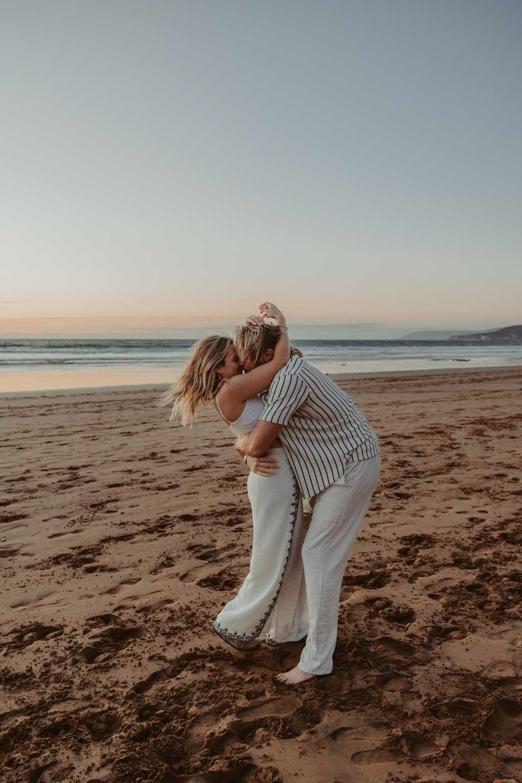 Morocco beach shooting couple sunset Marokko Hochzeitsfotos hochzeitsfotograf destination wedding Tamraght couple fotos Fotoshooting ssonnenuntergang am strand