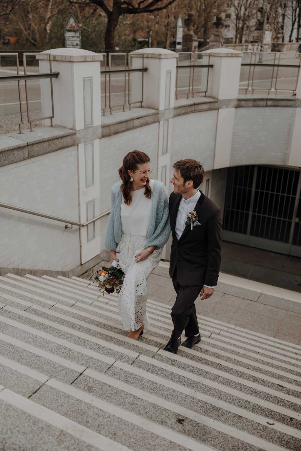 Hochzeitsfotos und hochzeitsfotograf vor dem Standesamt Rathaus Schöneberg in berlin. wir haben Paarfotos gemacht im park und dann auf dem Flohmarkt. danach fand die trauung im trauzimmer statt. mit dem bus sind wir dann mit den gästen durch berlin gefahren.