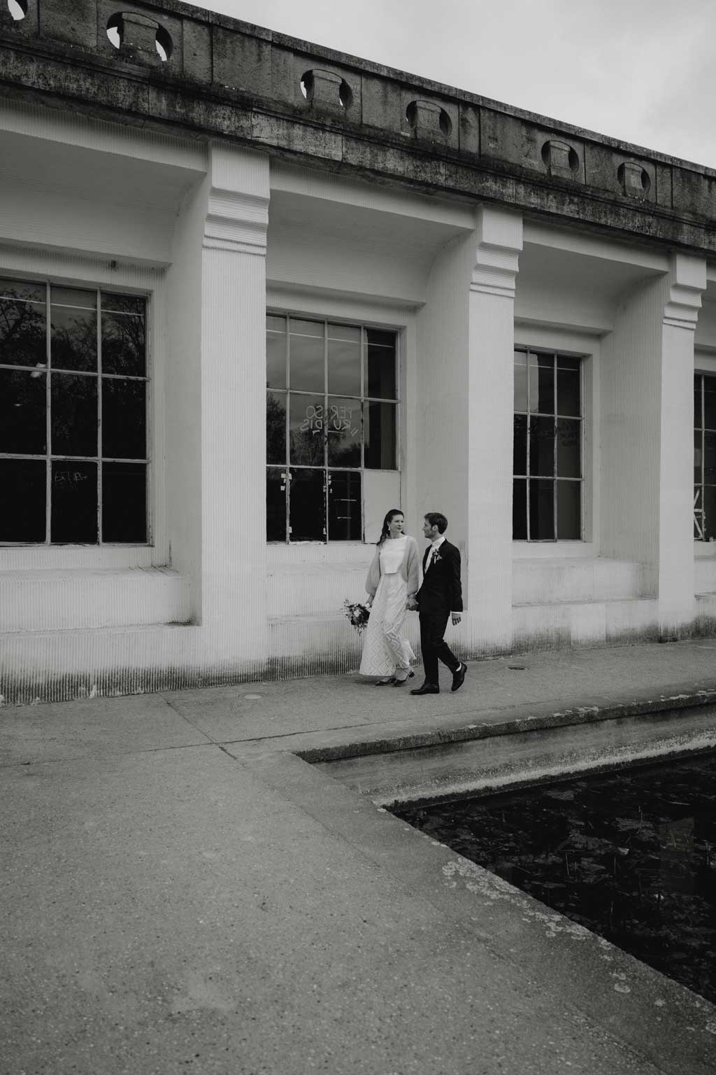 Hochzeitsfotos und hochzeitsfotograf vor dem Standesamt Rathaus Schöneberg in berlin. wir haben Paarfotos gemacht im park und dann auf dem Flohmarkt. danach fand die trauung im trauzimmer statt. mit dem bus sind wir dann mit den gästen durch berlin gefahren.