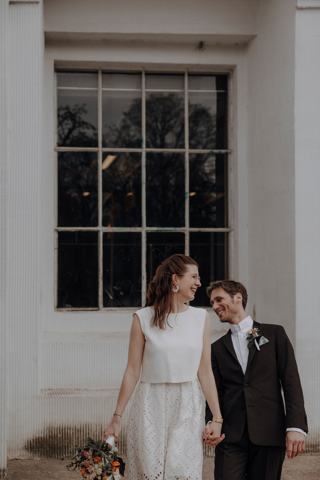 Hochzeitsfotos und hochzeitsfotograf vor dem Standesamt Rathaus Schöneberg in berlin. wir haben Paarfotos gemacht im park und dann auf dem Flohmarkt. danach fand die trauung im trauzimmer statt. mit dem bus sind wir dann mit den gästen durch berlin gefahren.
