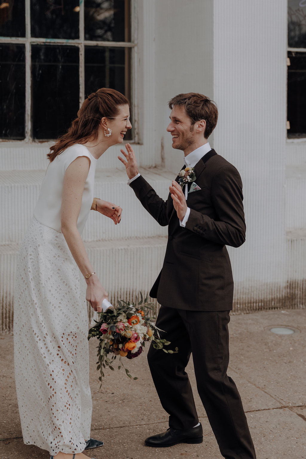 Hochzeitsfotos und hochzeitsfotograf vor dem Standesamt Rathaus Schöneberg in berlin. wir haben Paarfotos gemacht im park und dann auf dem Flohmarkt. danach fand die trauung im trauzimmer statt. mit dem bus sind wir dann mit den gästen durch berlin gefahren.