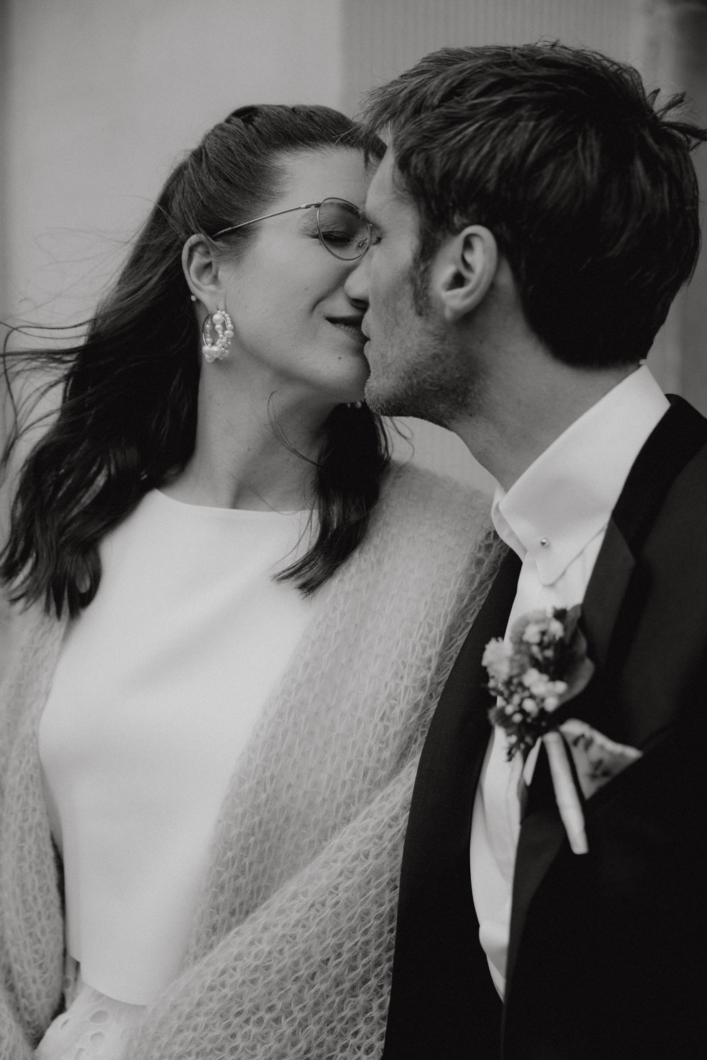 Hochzeitsfotos und hochzeitsfotograf vor dem Standesamt Rathaus Schöneberg in berlin. wir haben Paarfotos gemacht im park und dann auf dem Flohmarkt. danach fand die trauung im trauzimmer statt. mit dem bus sind wir dann mit den gästen durch berlin gefahren.