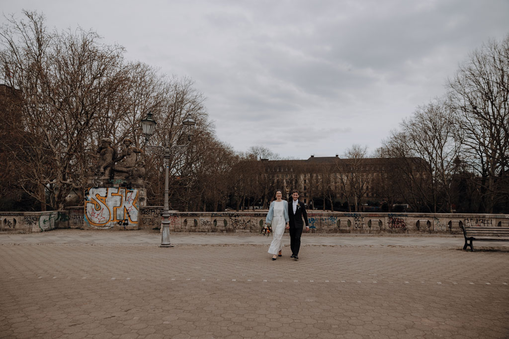 Hochzeitsfotos und hochzeitsfotograf vor dem Standesamt Rathaus Schöneberg in berlin. wir haben Paarfotos gemacht im park und dann auf dem Flohmarkt. danach fand die trauung im trauzimmer statt. mit dem bus sind wir dann mit den gästen durch berlin gefahren.