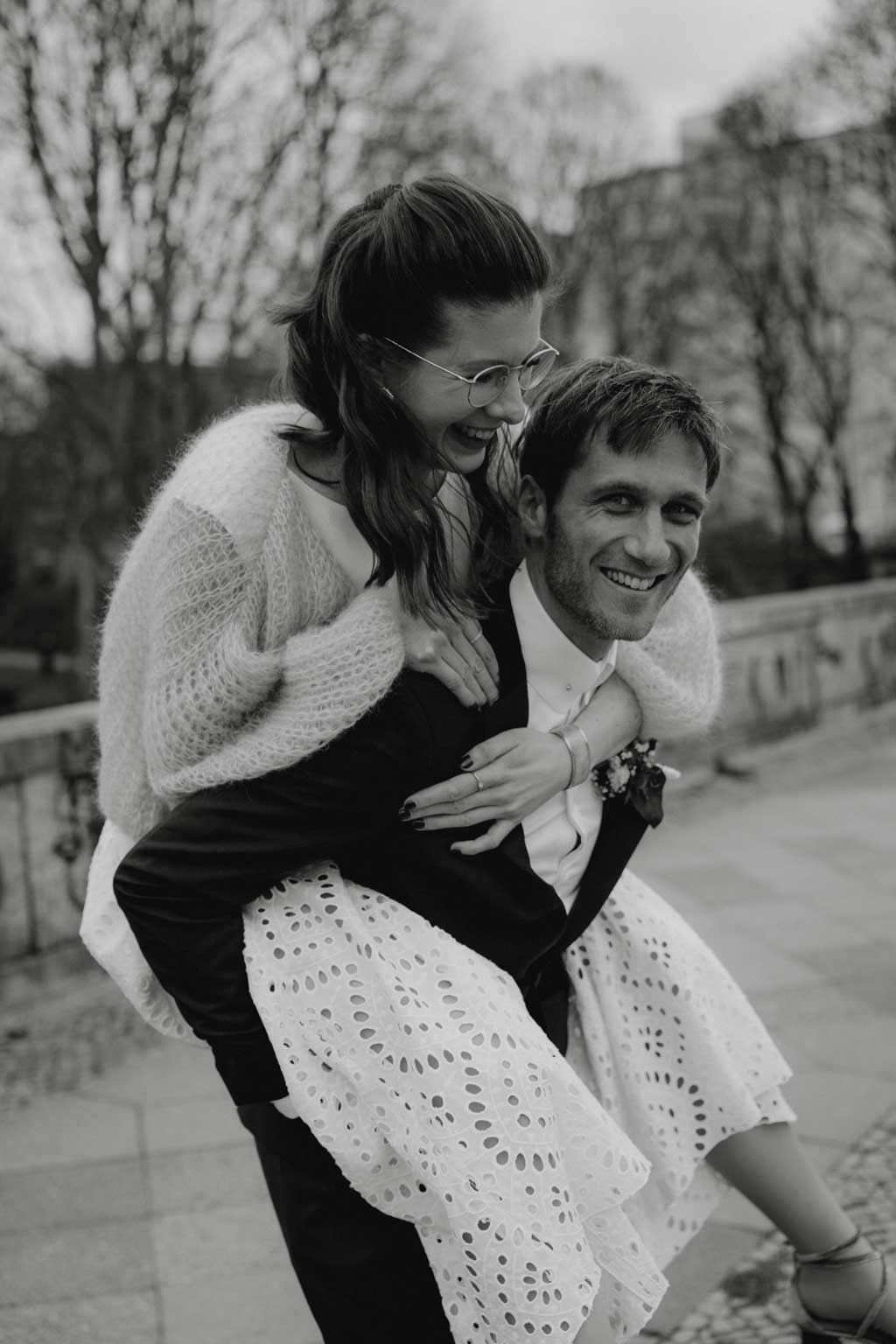 Hochzeitsfotos und hochzeitsfotograf vor dem Standesamt Rathaus Schöneberg in berlin. wir haben Paarfotos gemacht im park und dann auf dem Flohmarkt. danach fand die trauung im trauzimmer statt. mit dem bus sind wir dann mit den gästen durch berlin gefahren.