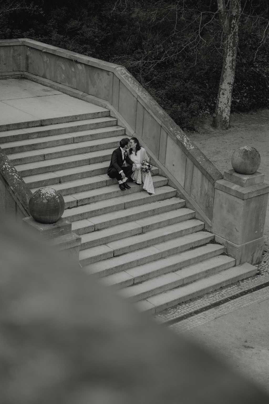 Hochzeitsfotos und hochzeitsfotograf vor dem Standesamt Rathaus Schöneberg in berlin. wir haben Paarfotos gemacht im park und dann auf dem Flohmarkt. danach fand die trauung im trauzimmer statt. mit dem bus sind wir dann mit den gästen durch berlin gefahren.