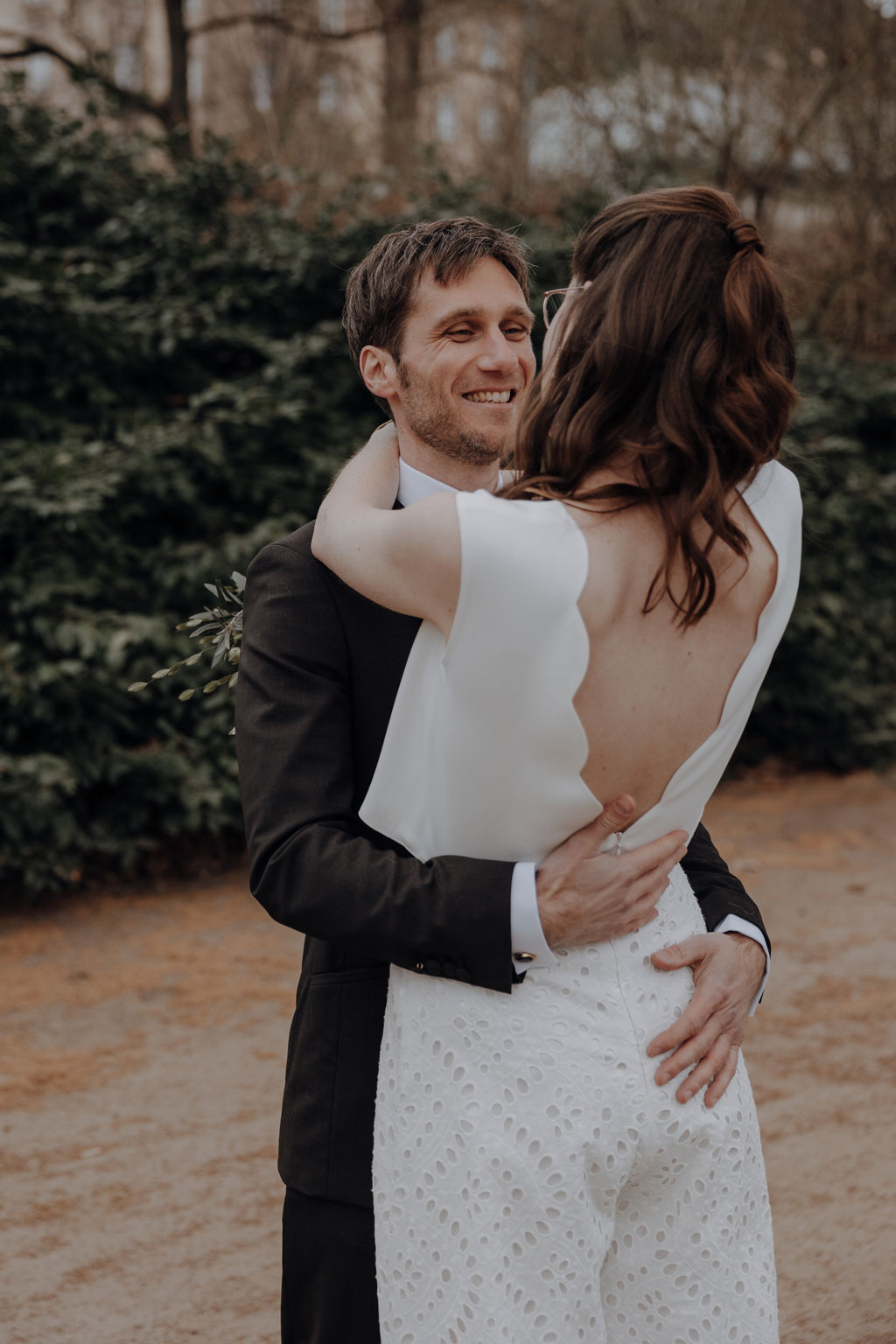 Hochzeitsfotos und hochzeitsfotograf vor dem Standesamt Rathaus Schöneberg in berlin. wir haben Paarfotos gemacht im park und dann auf dem Flohmarkt. danach fand die trauung im trauzimmer statt. mit dem bus sind wir dann mit den gästen durch berlin gefahren.