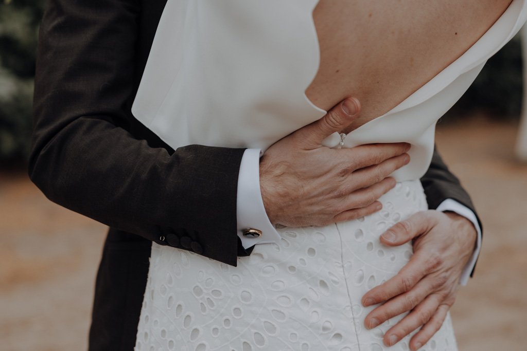Hochzeitsfotos und hochzeitsfotograf vor dem Standesamt Rathaus Schöneberg in berlin. wir haben Paarfotos gemacht im park und dann auf dem Flohmarkt. danach fand die trauung im trauzimmer statt. mit dem bus sind wir dann mit den gästen durch berlin gefahren.