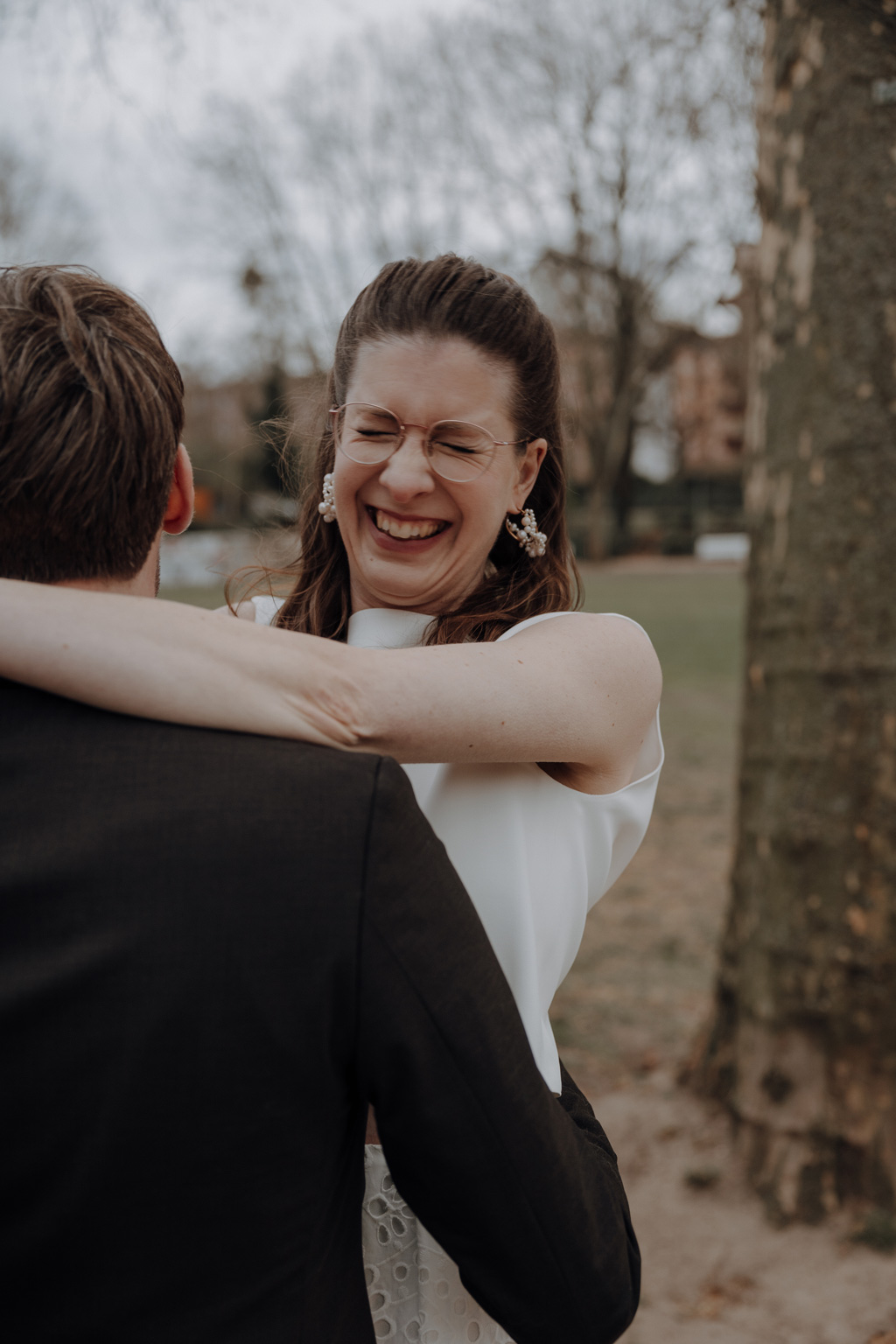 Hochzeitsfotos und hochzeitsfotograf vor dem Standesamt Rathaus Schöneberg in berlin. wir haben Paarfotos gemacht im park und dann auf dem Flohmarkt. danach fand die trauung im trauzimmer statt. mit dem bus sind wir dann mit den gästen durch berlin gefahren.