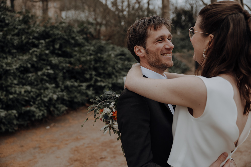 Hochzeitsfotos und hochzeitsfotograf vor dem Standesamt Rathaus Schöneberg in berlin. wir haben Paarfotos gemacht im park und dann auf dem Flohmarkt. danach fand die trauung im trauzimmer statt. mit dem bus sind wir dann mit den gästen durch berlin gefahren.