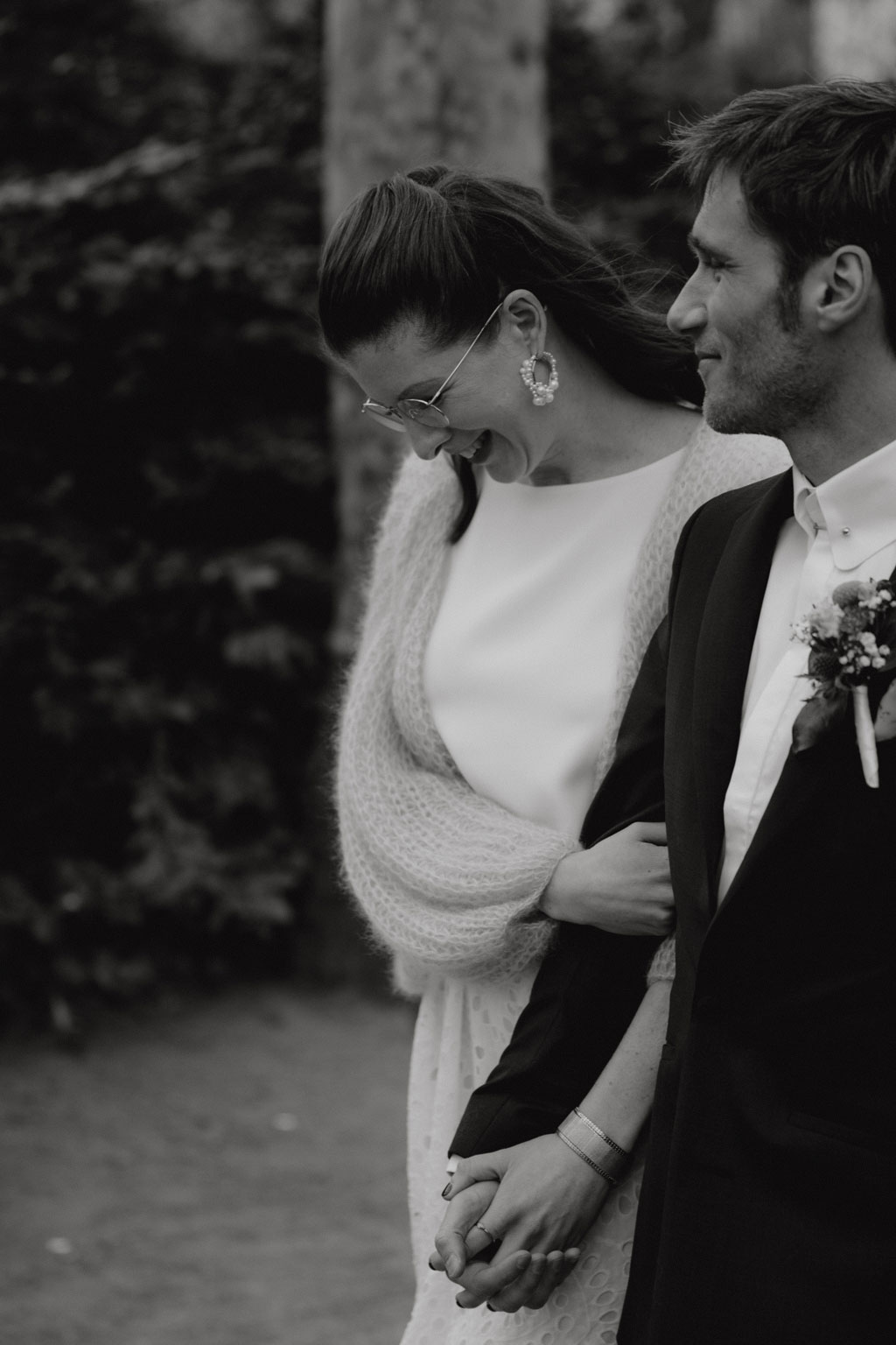 Hochzeitsfotos und hochzeitsfotograf vor dem Standesamt Rathaus Schöneberg in berlin. wir haben Paarfotos gemacht im park und dann auf dem Flohmarkt. danach fand die trauung im trauzimmer statt. mit dem bus sind wir dann mit den gästen durch berlin gefahren.