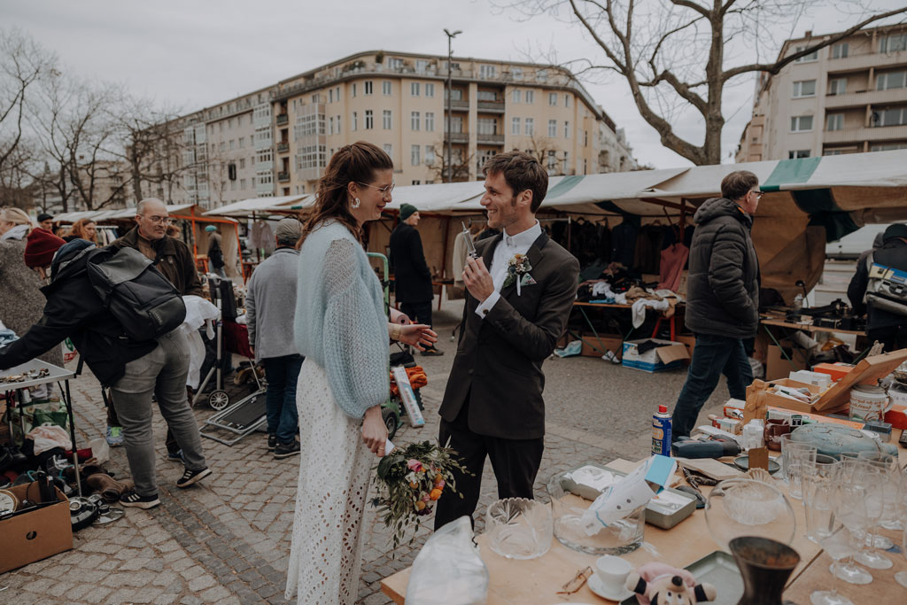 Hochzeitsfotos und hochzeitsfotograf vor dem Standesamt Rathaus Schöneberg in berlin. wir haben Paarfotos gemacht im park und dann auf dem Flohmarkt. danach fand die trauung im trauzimmer statt. mit dem bus sind wir dann mit den gästen durch berlin gefahren.