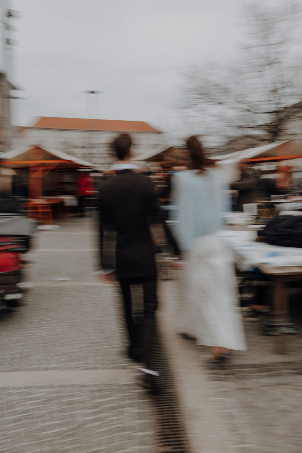 Hochzeitsfotos und hochzeitsfotograf vor dem Standesamt Rathaus Schöneberg in berlin. wir haben Paarfotos gemacht im park und dann auf dem Flohmarkt. danach fand die trauung im trauzimmer statt. mit dem bus sind wir dann mit den gästen durch berlin gefahren.