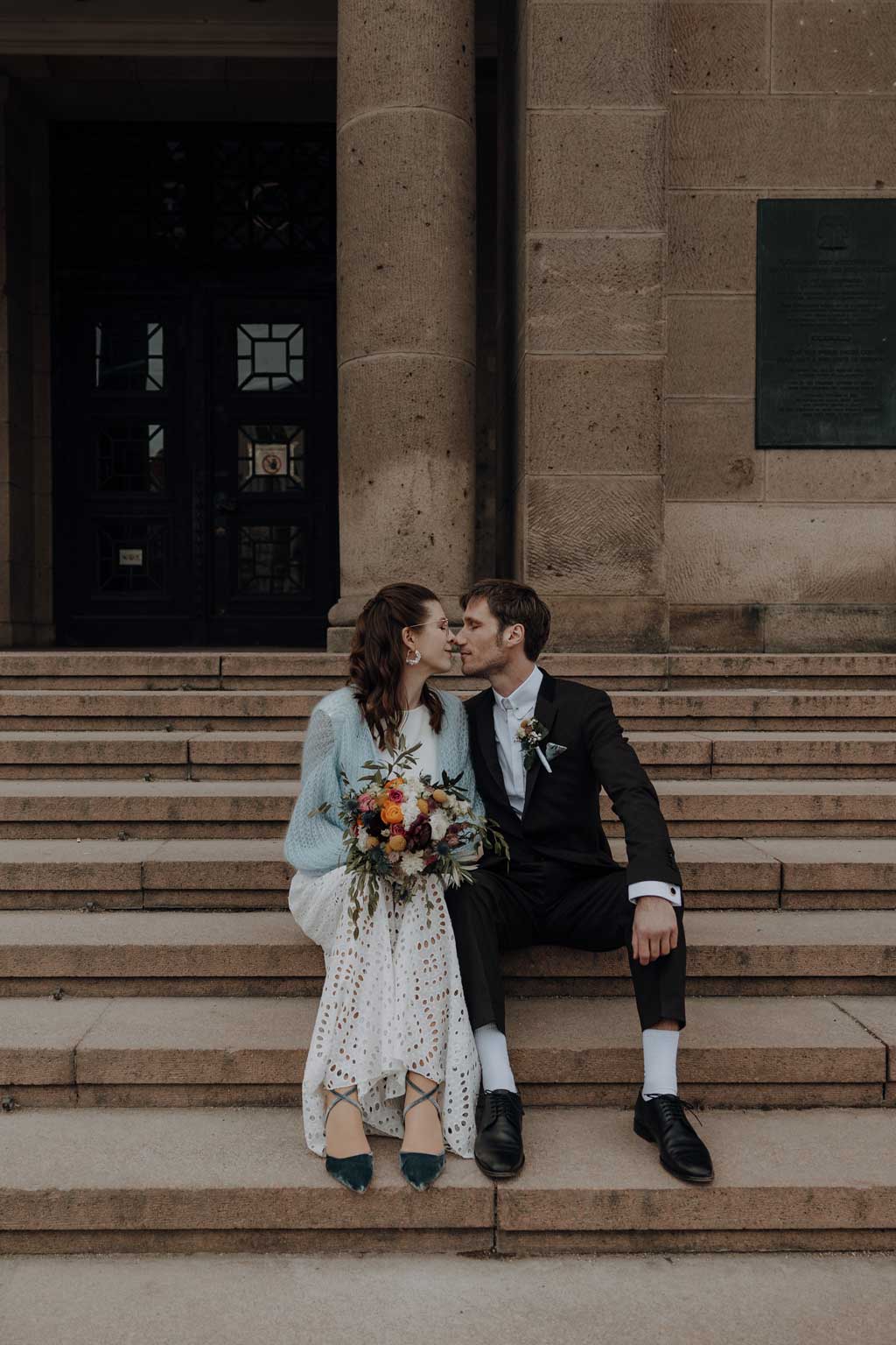 Hochzeitsfotos und hochzeitsfotograf vor dem Standesamt Rathaus Schöneberg in berlin. wir haben Paarfotos gemacht im park und dann auf dem Flohmarkt. danach fand die trauung im trauzimmer statt. mit dem bus sind wir dann mit den gästen durch berlin gefahren.