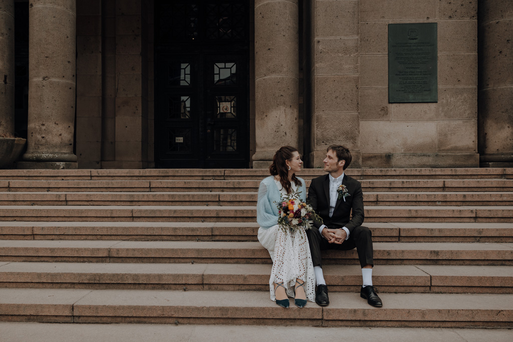 Hochzeitsfotos und hochzeitsfotograf vor dem Standesamt Rathaus Schöneberg in berlin. wir haben Paarfotos gemacht im park und dann auf dem Flohmarkt. danach fand die trauung im trauzimmer statt. mit dem bus sind wir dann mit den gästen durch berlin gefahren.