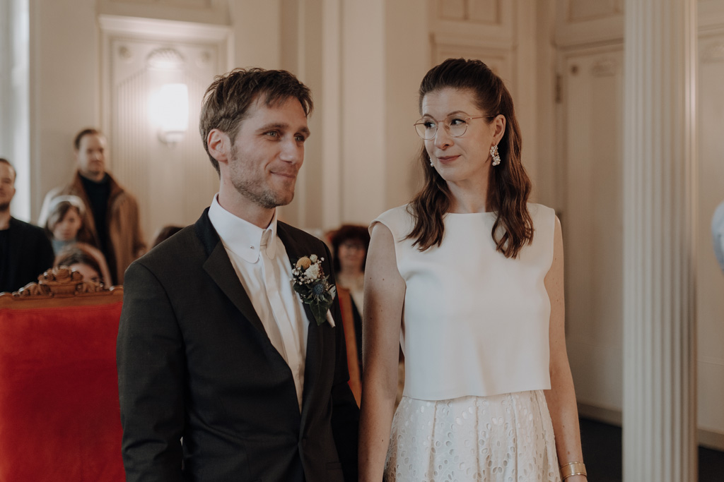 Hochzeitsfotos und hochzeitsfotograf vor dem Standesamt Rathaus Schöneberg in berlin. wir haben Paarfotos gemacht im park und dann auf dem Flohmarkt. danach fand die trauung im trauzimmer statt. mit dem bus sind wir dann mit den gästen durch berlin gefahren.