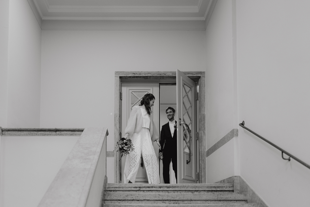 Hochzeitsfotos und hochzeitsfotograf vor dem Standesamt Rathaus Schöneberg in berlin. wir haben Paarfotos gemacht im park und dann auf dem Flohmarkt. danach fand die trauung im trauzimmer statt. mit dem bus sind wir dann mit den gästen durch berlin gefahren.