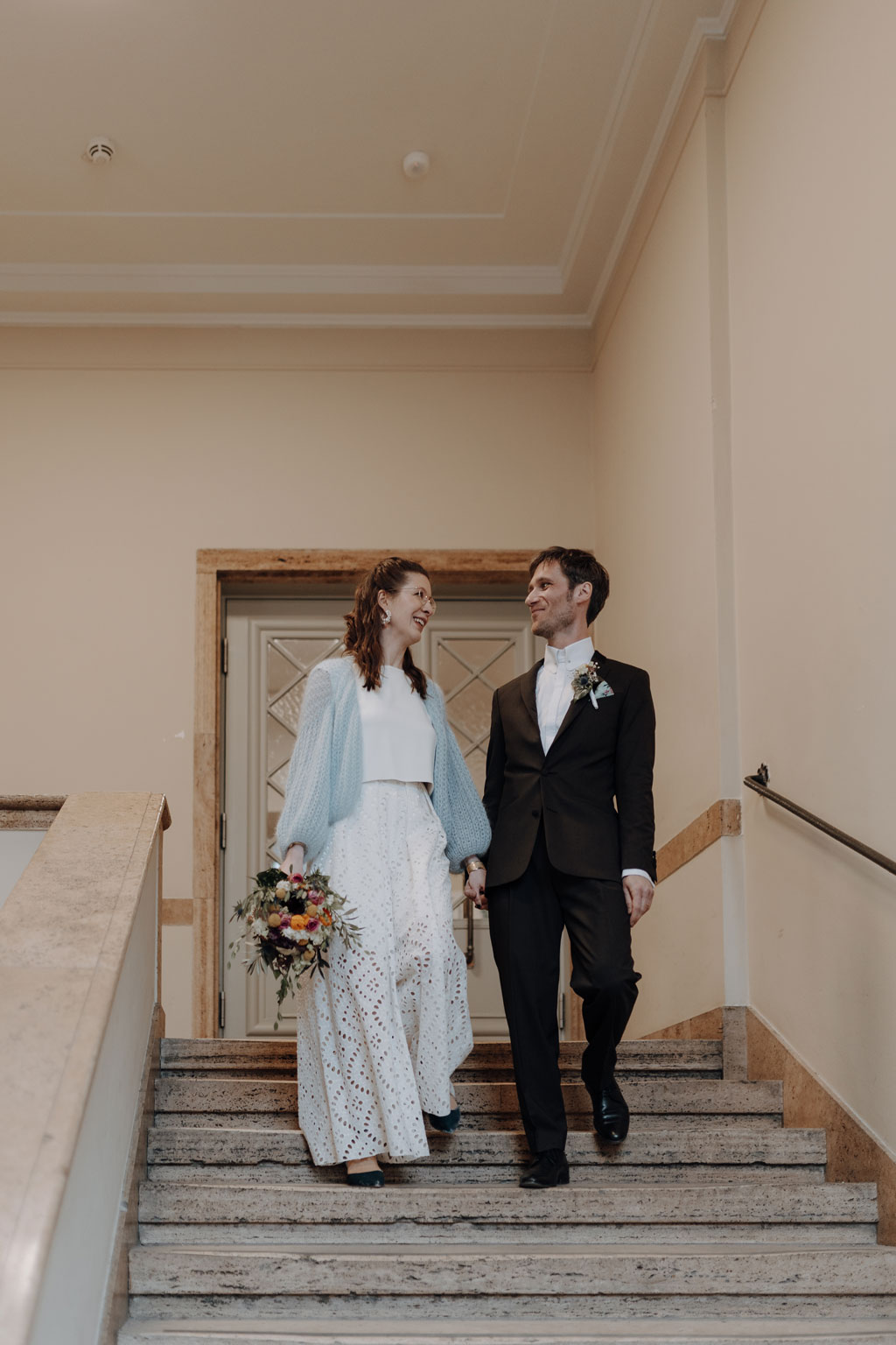 Hochzeitsfotos und hochzeitsfotograf vor dem Standesamt Rathaus Schöneberg in berlin. wir haben Paarfotos gemacht im park und dann auf dem Flohmarkt. danach fand die trauung im trauzimmer statt. mit dem bus sind wir dann mit den gästen durch berlin gefahren.