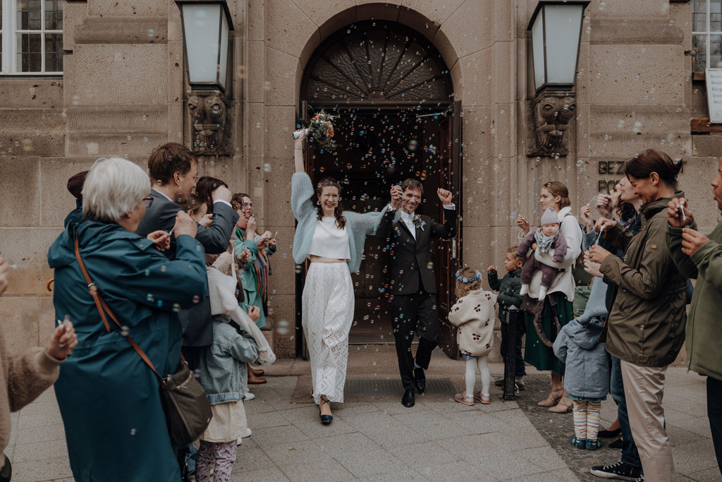 Hochzeitsfotos und hochzeitsfotograf vor dem Standesamt Rathaus Schöneberg in berlin. wir haben Paarfotos gemacht im park und dann auf dem Flohmarkt. danach fand die trauung im trauzimmer statt. mit dem bus sind wir dann mit den gästen durch berlin gefahren.