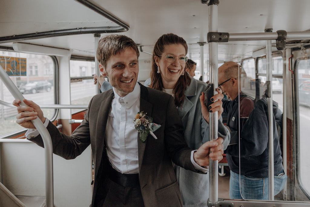 Hochzeitsfotos und hochzeitsfotograf vor dem Standesamt Rathaus Schöneberg in berlin. wir haben Paarfotos gemacht im park und dann auf dem Flohmarkt. danach fand die trauung im trauzimmer statt. mit dem bus sind wir dann mit den gästen durch berlin gefahren.