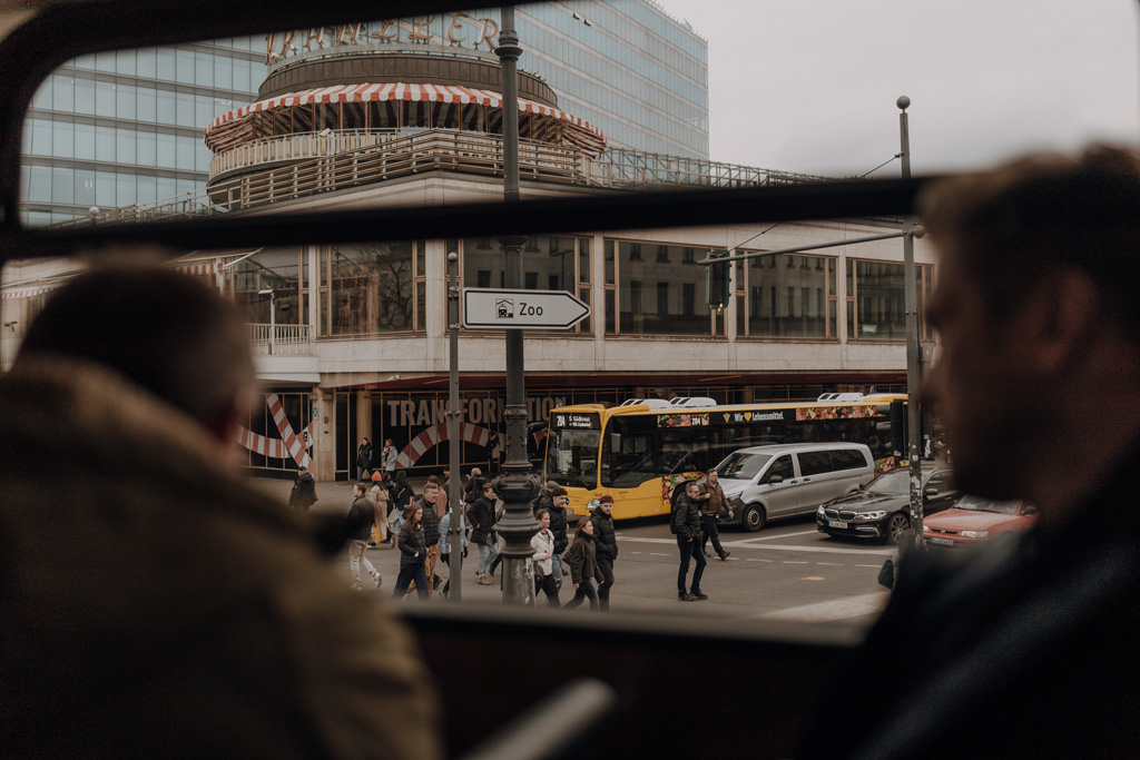 Hochzeitsfotos und hochzeitsfotograf vor dem Standesamt Rathaus Schöneberg in berlin. wir haben Paarfotos gemacht im park und dann auf dem Flohmarkt. danach fand die trauung im trauzimmer statt. mit dem bus sind wir dann mit den gästen durch berlin gefahren.