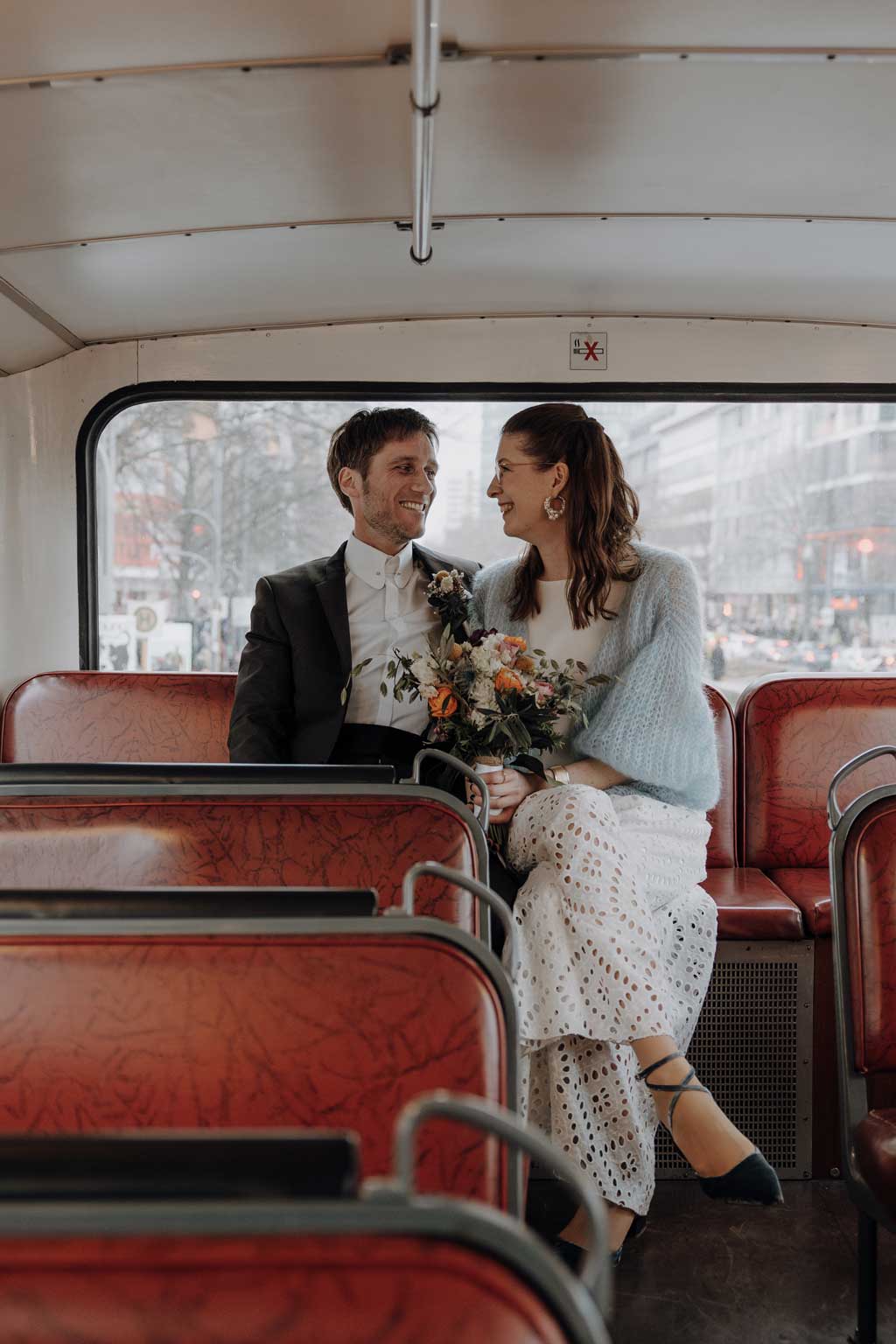 Hochzeitsfotos und hochzeitsfotograf vor dem Standesamt Rathaus Schöneberg in berlin. wir haben Paarfotos gemacht im park und dann auf dem Flohmarkt. danach fand die trauung im trauzimmer statt. mit dem bus sind wir dann mit den gästen durch berlin gefahren.