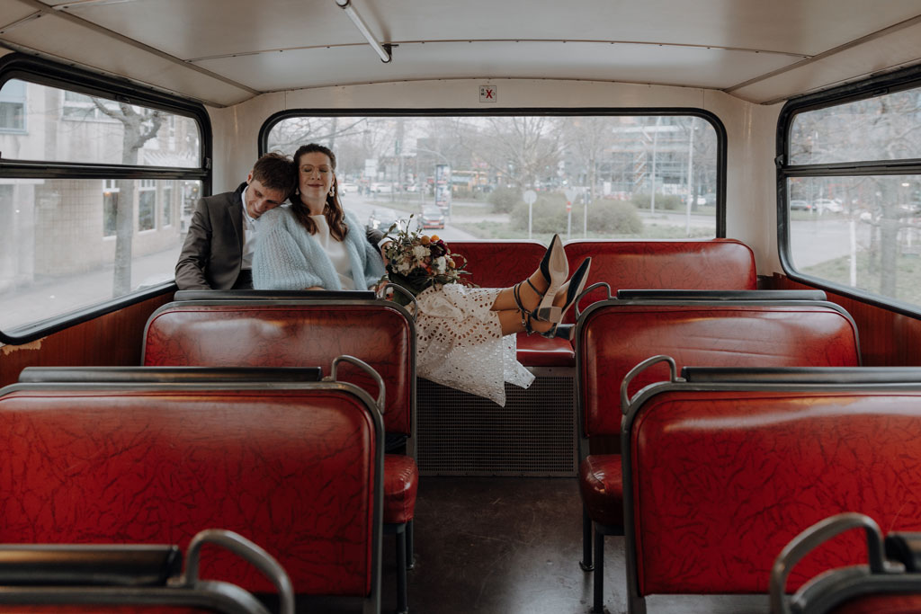 Hochzeitsfotos und hochzeitsfotograf vor dem Standesamt Rathaus Schöneberg in berlin. wir haben Paarfotos gemacht im park und dann auf dem Flohmarkt. danach fand die trauung im trauzimmer statt. mit dem bus sind wir dann mit den gästen durch berlin gefahren.