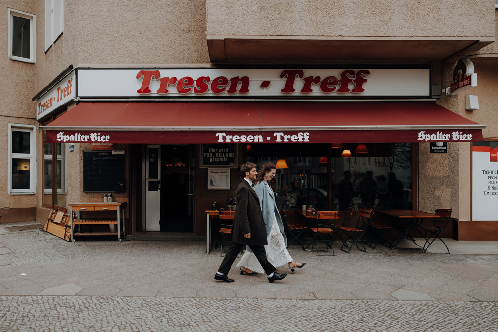 Hochzeitsfotos und hochzeitsfotograf vor dem Standesamt Rathaus Schöneberg in berlin. wir haben Paarfotos gemacht im park und dann auf dem Flohmarkt. danach fand die trauung im trauzimmer statt. mit dem bus sind wir dann mit den gästen durch berlin gefahren.