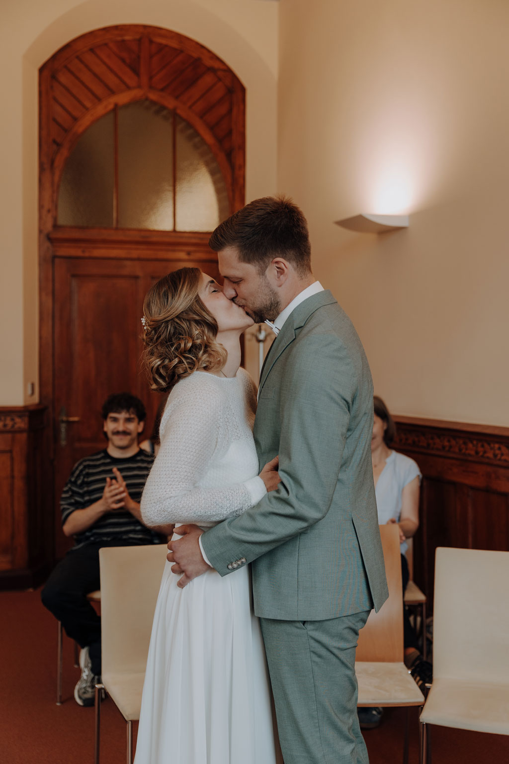 Die schönsten Standesämter in Berlin - Brandenburg 14 Rathaus Lichtenberg standesamtliche Hochzeit ein berlin mit der Fotografin Maria Brussig von lensofbeauty, die als Hochzeitsfotografin arbeitet. die standesamtliche trauung war emotional und danach machten wir Hochzeitsfotos und Gruppenfotos im park vor dem Standesamt, denn es war eine standesamtliche trauung.