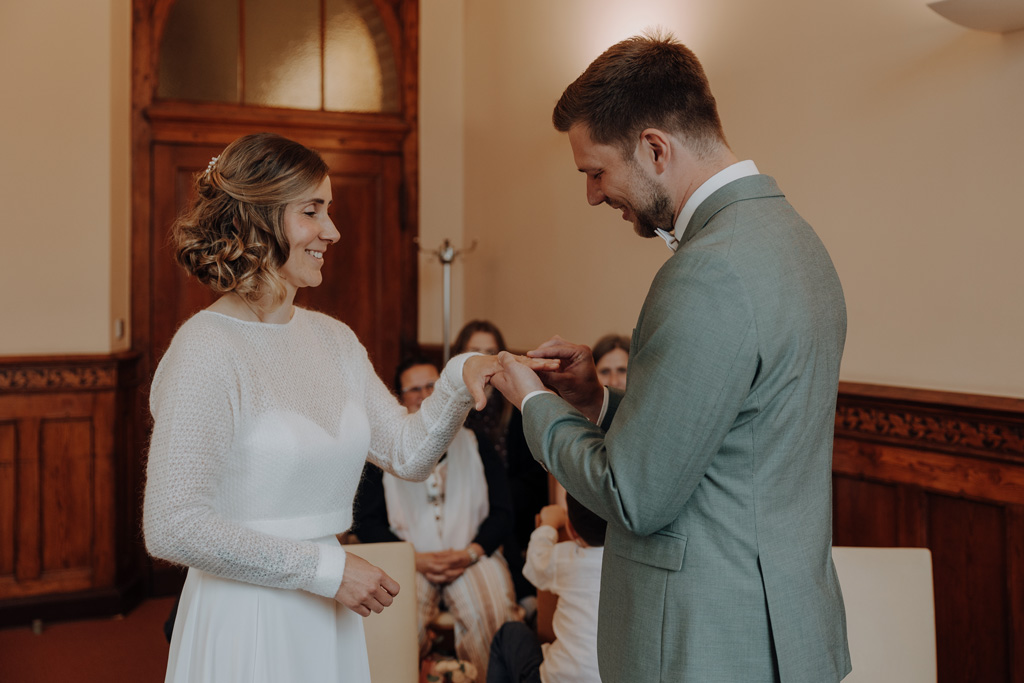 Die schönsten Standesämter in Berlin - Brandenburg 17 Rathaus Lichtenberg standesamtliche Hochzeit ein berlin mit der Fotografin Maria Brussig von lensofbeauty, die als Hochzeitsfotografin arbeitet. die standesamtliche trauung war emotional und danach machten wir Hochzeitsfotos und Gruppenfotos im park vor dem Standesamt, denn es war eine standesamtliche trauung.