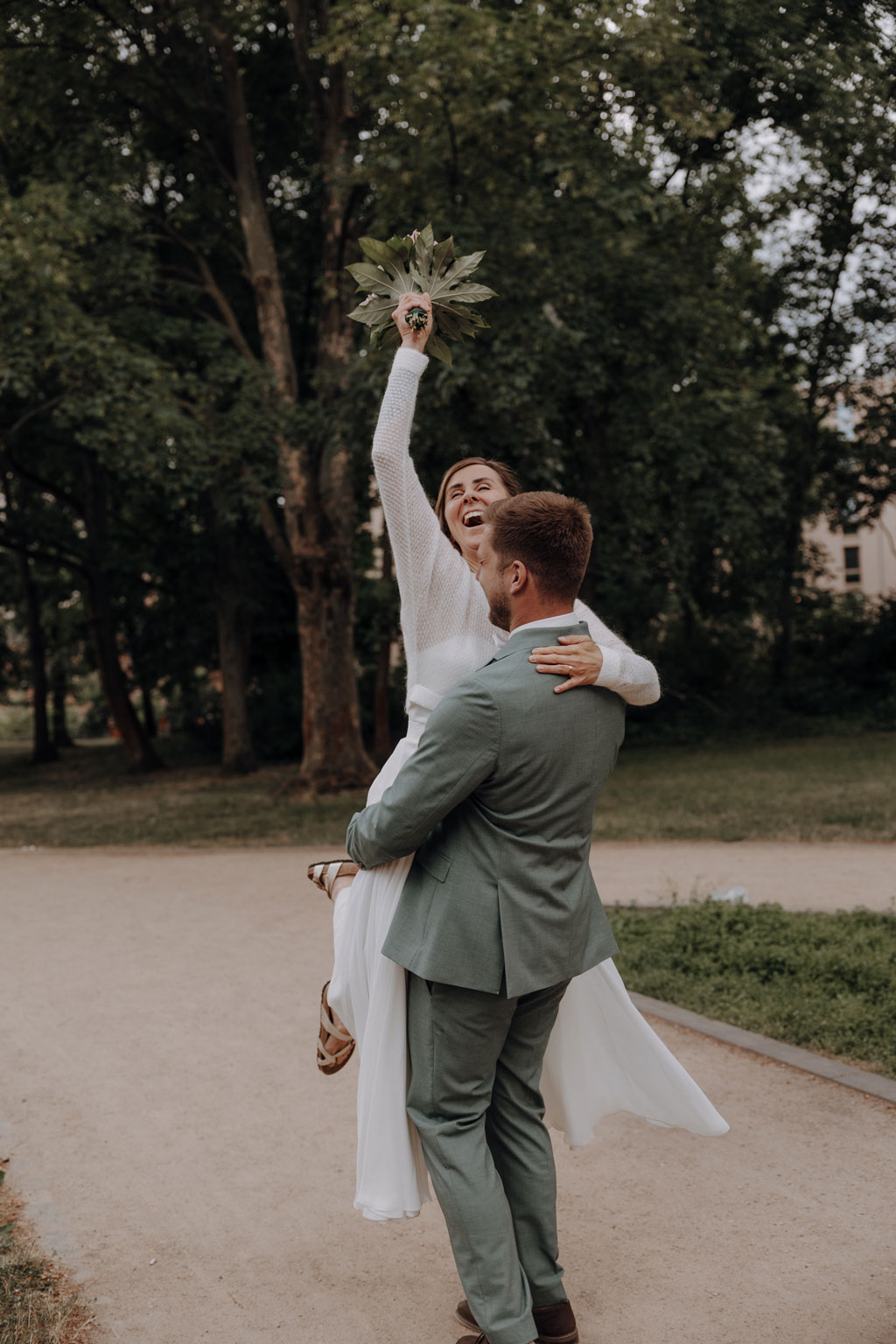 Die schönsten Standesämter in Berlin - Brandenburg 16 Rathaus Lichtenberg standesamtliche Hochzeit ein berlin mit der Fotografin Maria Brussig von lensofbeauty, die als Hochzeitsfotografin arbeitet. die standesamtliche trauung war emotional und danach machten wir Hochzeitsfotos und Gruppenfotos im park vor dem Standesamt, denn es war eine standesamtliche trauung.