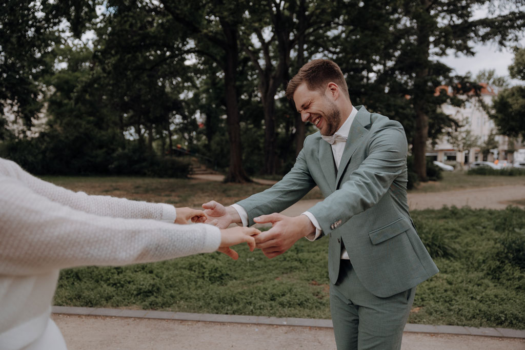 Die schönsten Standesämter in Berlin - Brandenburg 19 Rathaus Lichtenberg standesamtliche Hochzeit ein berlin mit der Fotografin Maria Brussig von lensofbeauty, die als Hochzeitsfotografin arbeitet. die standesamtliche trauung war emotional und danach machten wir Hochzeitsfotos und Gruppenfotos im park vor dem Standesamt, denn es war eine standesamtliche trauung.
