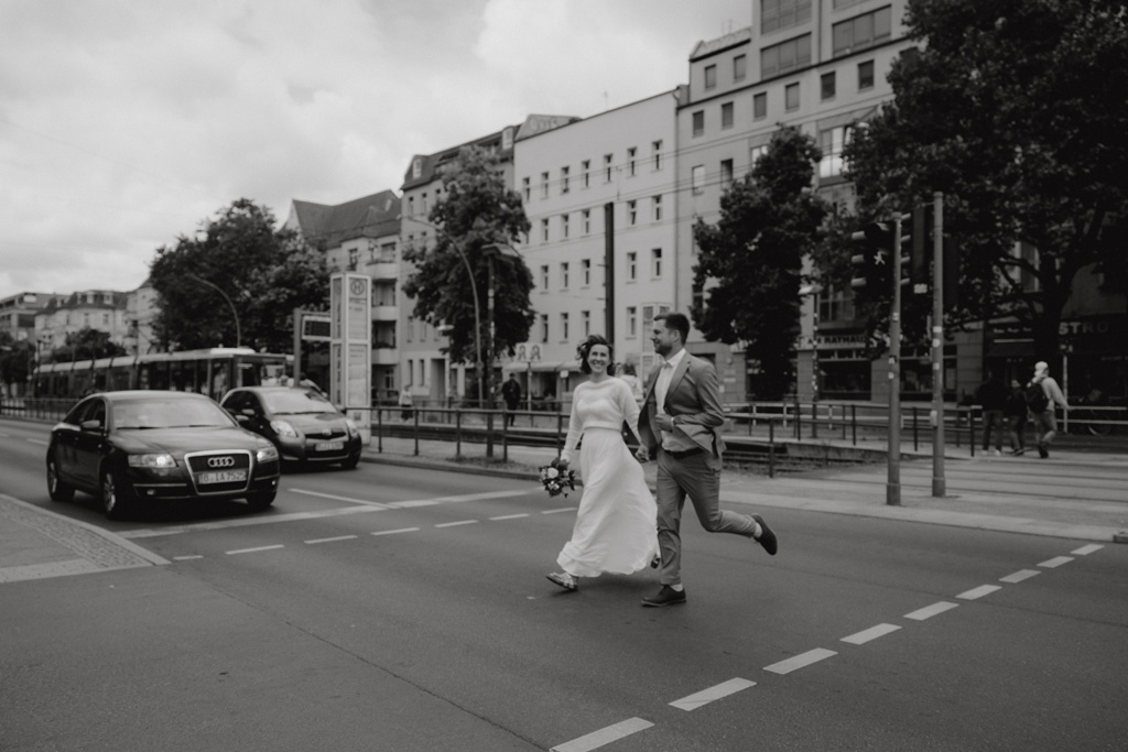 Die schönsten Standesämter in Berlin - Brandenburg 15 Rathaus Lichtenberg standesamtliche Hochzeit ein berlin mit der Fotografin Maria Brussig von lensofbeauty, die als Hochzeitsfotografin arbeitet. die standesamtliche trauung war emotional und danach machten wir Hochzeitsfotos und Gruppenfotos im park vor dem Standesamt, denn es war eine standesamtliche trauung.