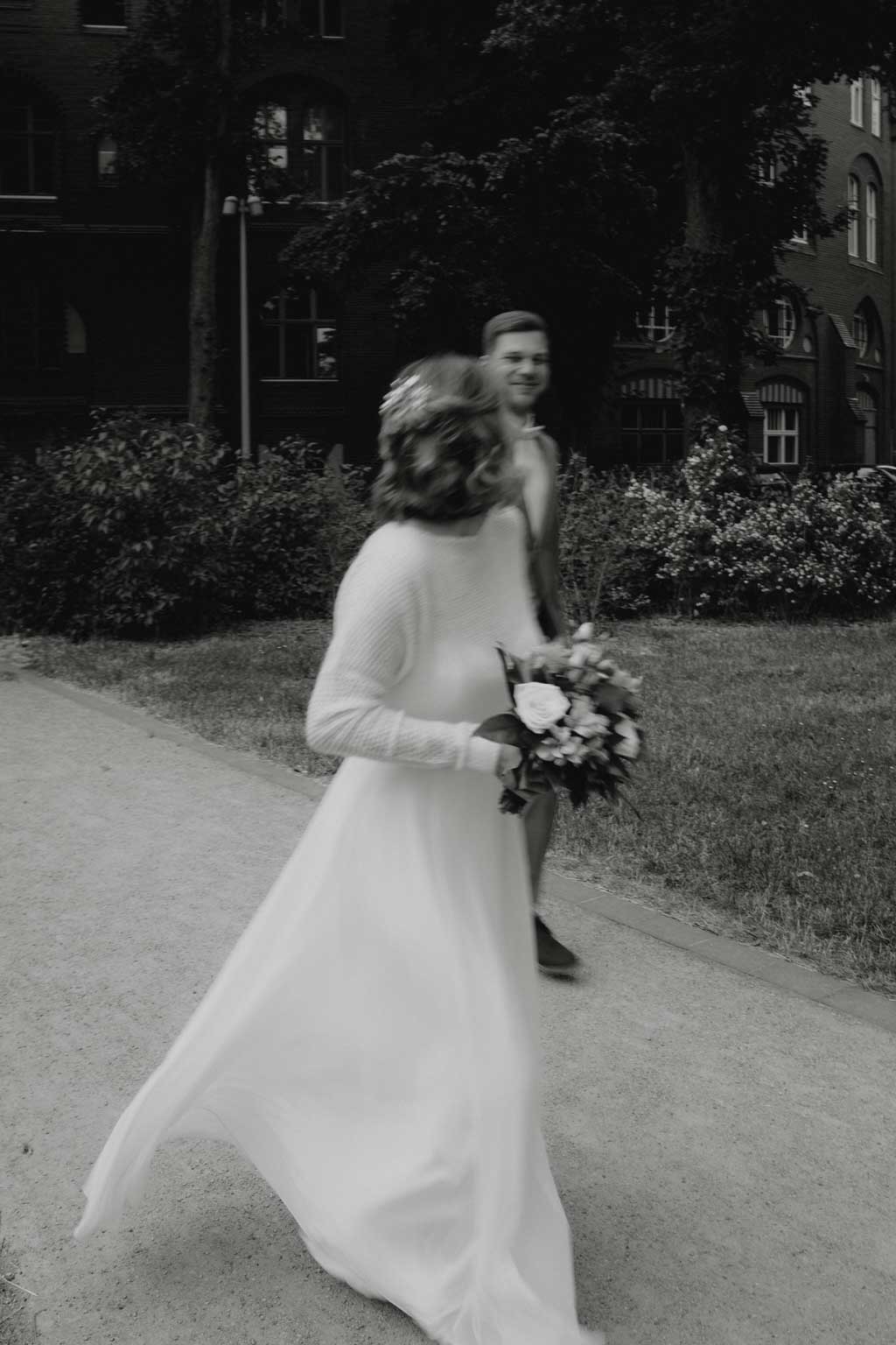 Die schönsten Standesämter in Berlin - Brandenburg 18 Rathaus Lichtenberg standesamtliche Hochzeit ein berlin mit der Fotografin Maria Brussig von lensofbeauty, die als Hochzeitsfotografin arbeitet. die standesamtliche trauung war emotional und danach machten wir Hochzeitsfotos und Gruppenfotos im park vor dem Standesamt, denn es war eine standesamtliche trauung.