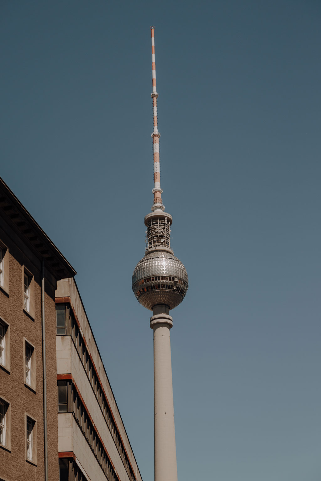 Hochzeitsfeier in berlin und standesamtliche trauung in Mitte nähe des Fernsehturmes und dann ging es zur Eastside Gallery in den park für einen Sektempfang und dort haben wir Hochzeitsbilder und Hochzeitsfotos gemacht vor der oberbaumbrücke. als Hochzeitsfotografin in berlin hatte ich mit diesem paar, die viel auf Festivals unterwegs sind, je menge spaß.