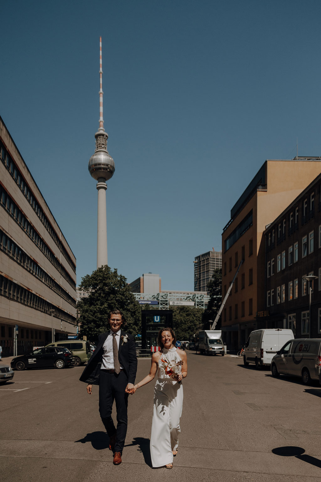 Hochzeitsfeier in berlin und standesamtliche trauung in Mitte nähe des Fernsehturmes und dann ging es zur Eastside Gallery in den park für einen Sektempfang und dort haben wir Hochzeitsbilder und Hochzeitsfotos gemacht vor der oberbaumbrücke. als Hochzeitsfotografin in berlin hatte ich mit diesem paar, die viel auf Festivals unterwegs sind, je menge spaß.