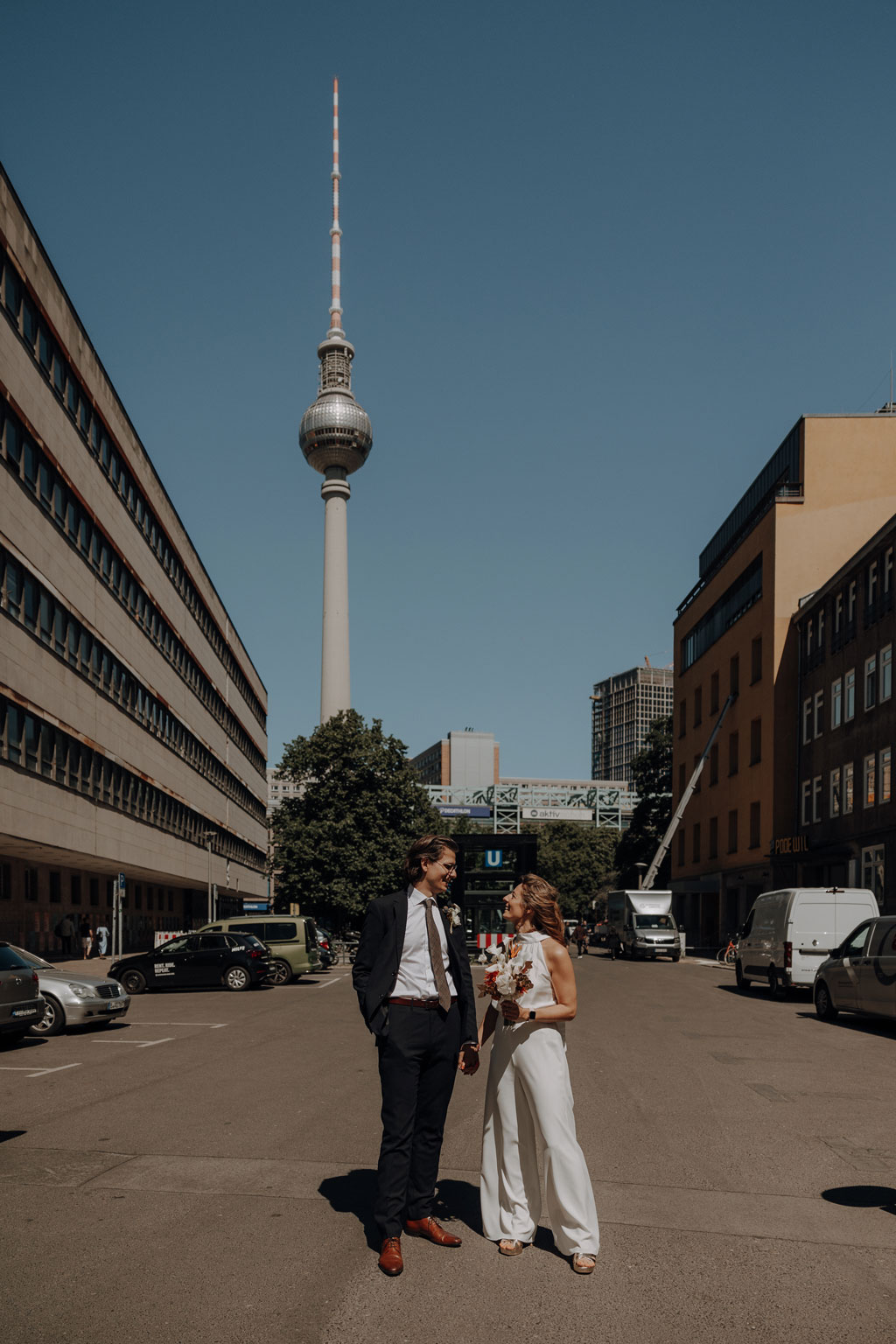 Hochzeitsfeier in berlin und standesamtliche trauung in Mitte nähe des Fernsehturmes und dann ging es zur Eastside Gallery in den park für einen Sektempfang und dort haben wir Hochzeitsbilder und Hochzeitsfotos gemacht vor der oberbaumbrücke. als Hochzeitsfotografin in berlin hatte ich mit diesem paar, die viel auf Festivals unterwegs sind, je menge spaß.