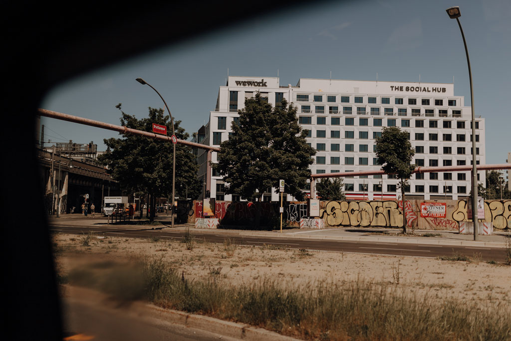 Hochzeitsfeier in berlin und standesamtliche trauung in Mitte nähe des Fernsehturmes und dann ging es zur Eastside Gallery in den park für einen Sektempfang und dort haben wir Hochzeitsbilder und Hochzeitsfotos gemacht vor der oberbaumbrücke. als Hochzeitsfotografin in berlin hatte ich mit diesem paar, die viel auf Festivals unterwegs sind, je menge spaß.
