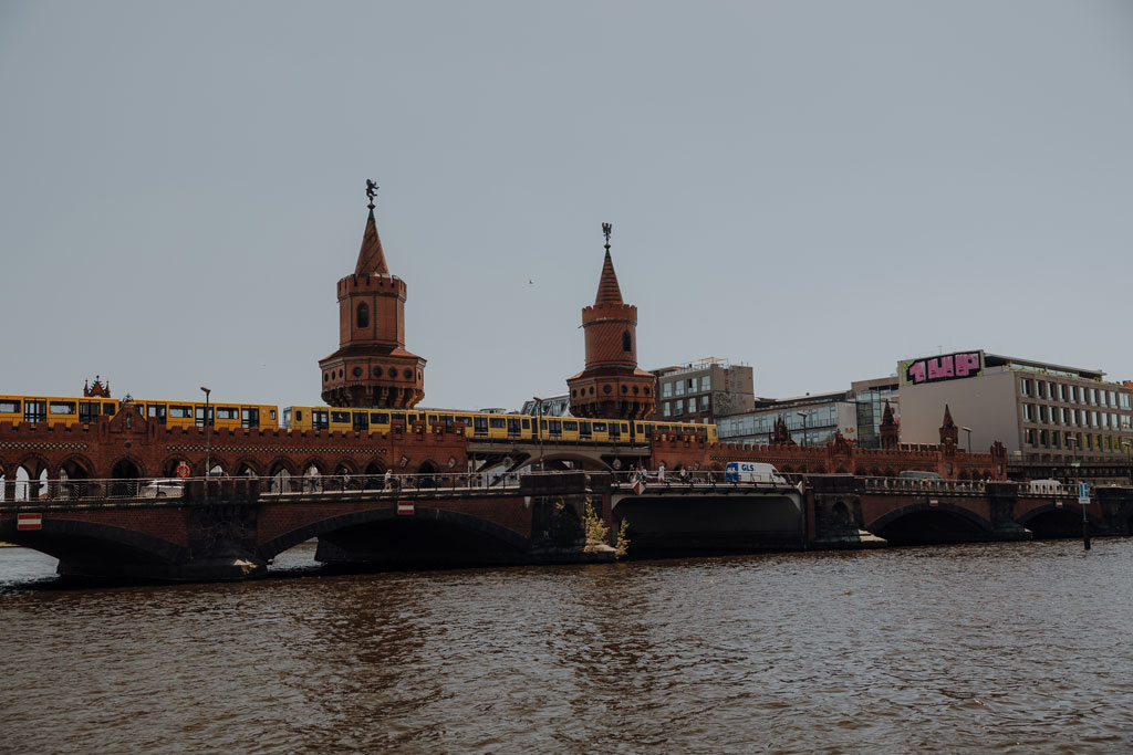 Hochzeitsfeier in berlin und standesamtliche trauung in Mitte nähe des Fernsehturmes und dann ging es zur Eastside Gallery in den park für einen Sektempfang und dort haben wir Hochzeitsbilder und Hochzeitsfotos gemacht vor der oberbaumbrücke. als Hochzeitsfotografin in berlin hatte ich mit diesem paar, die viel auf Festivals unterwegs sind, je menge spaß.