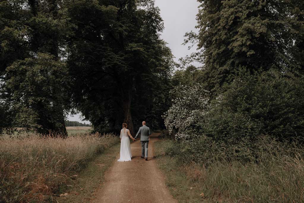 Hochzeitsfotos und hochzeitsfotograf ins Schlosspark krumke in Osterburg. Rosengarten und Blumengarten und ein toller park zum fotografieren . perfekt für schöne Hochzeitsfotos und Paarfotos.