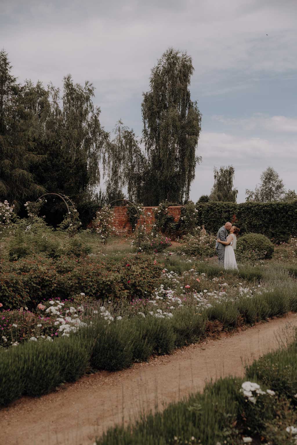 Hochzeitsfotos und hochzeitsfotograf ins Schlosspark krumke in Osterburg. Rosengarten und Blumengarten und ein toller park zum fotografieren . perfekt für schöne Hochzeitsfotos und Paarfotos.