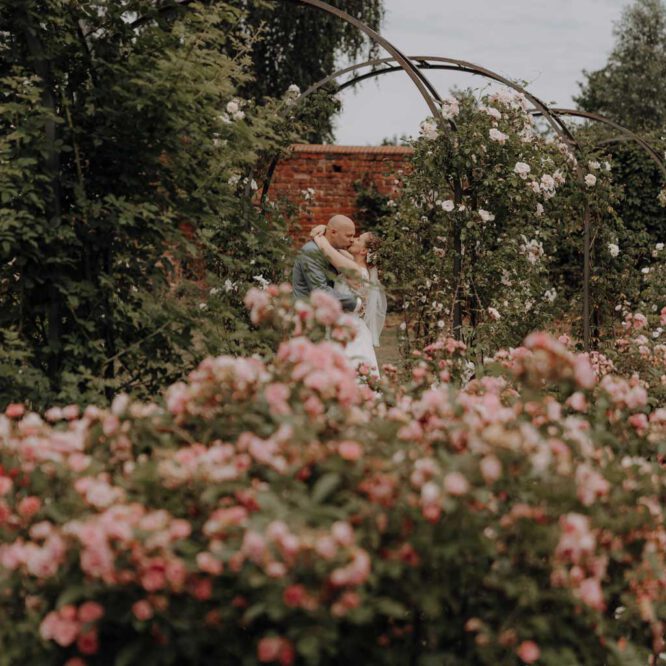 Hochzeitsfotos und hochzeitsfotograf ins Schlosspark krumpke in Osterburg. Rosengarten und Blumengarten und ein toller park zum fotografieren . perfekt für schöne Hochzeitsfotos und Paarfotos.