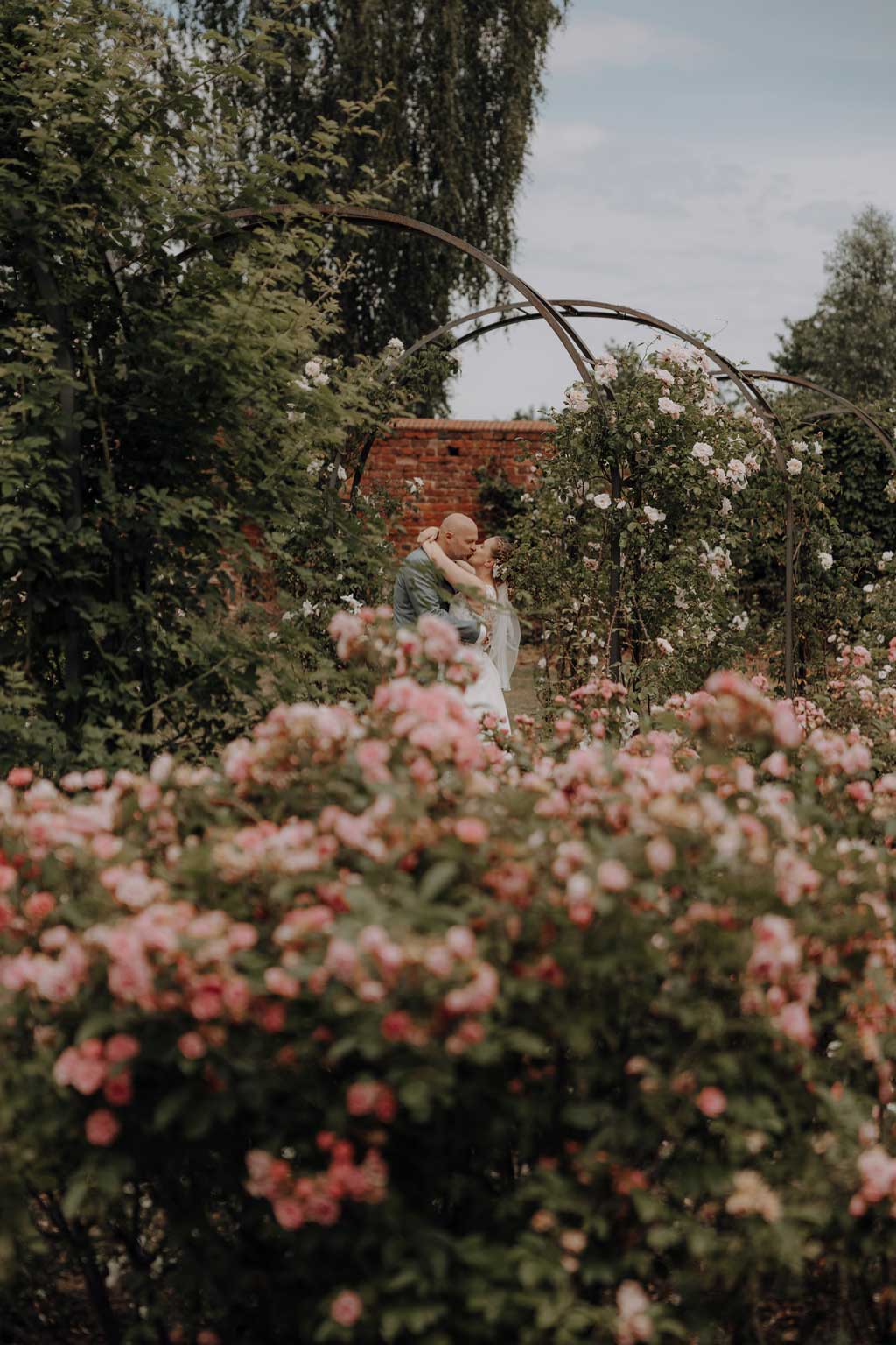 Hochzeitsfotos und hochzeitsfotograf ins Schlosspark krumke in Osterburg. Rosengarten und Blumengarten und ein toller park zum fotografieren . perfekt für schöne Hochzeitsfotos und Paarfotos.