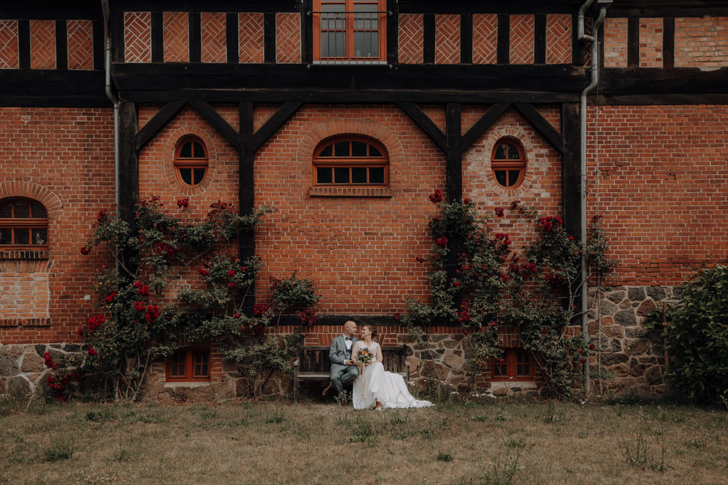 Hochzeitsfotos und hochzeitsfotograf ins Schlosspark krumke in Osterburg. Rosengarten und Blumengarten und ein toller park zum fotografieren . perfekt für schöne Hochzeitsfotos und Paarfotos.
